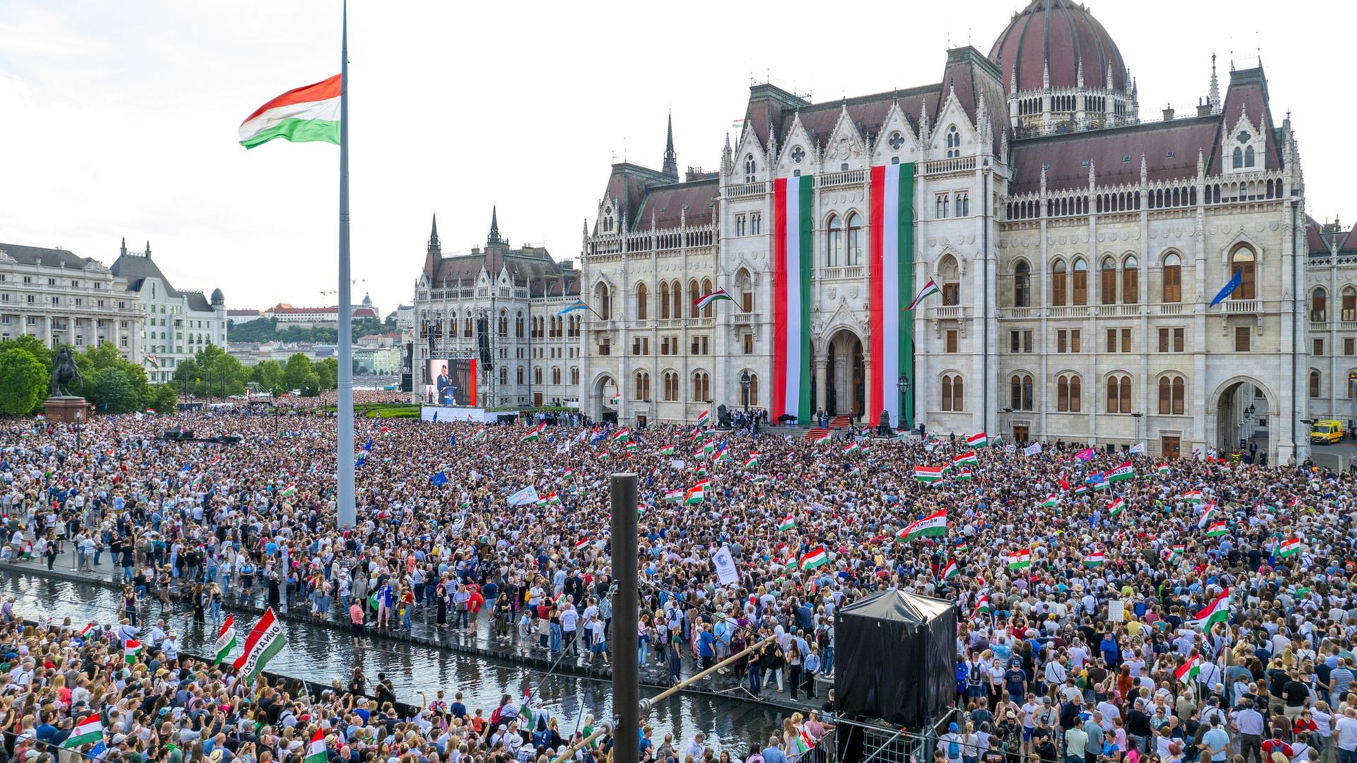 Ministerpräsident Magyar löst Aufbruchstimmung in Ungarn aus
